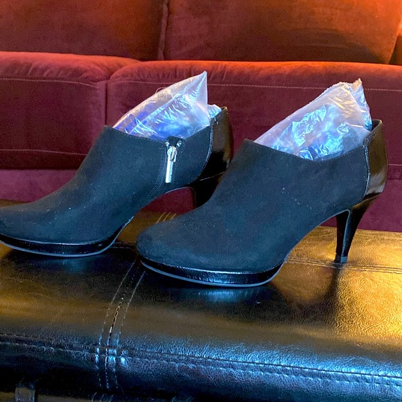 Bandolino Platform Heels - Picture 2 of 3